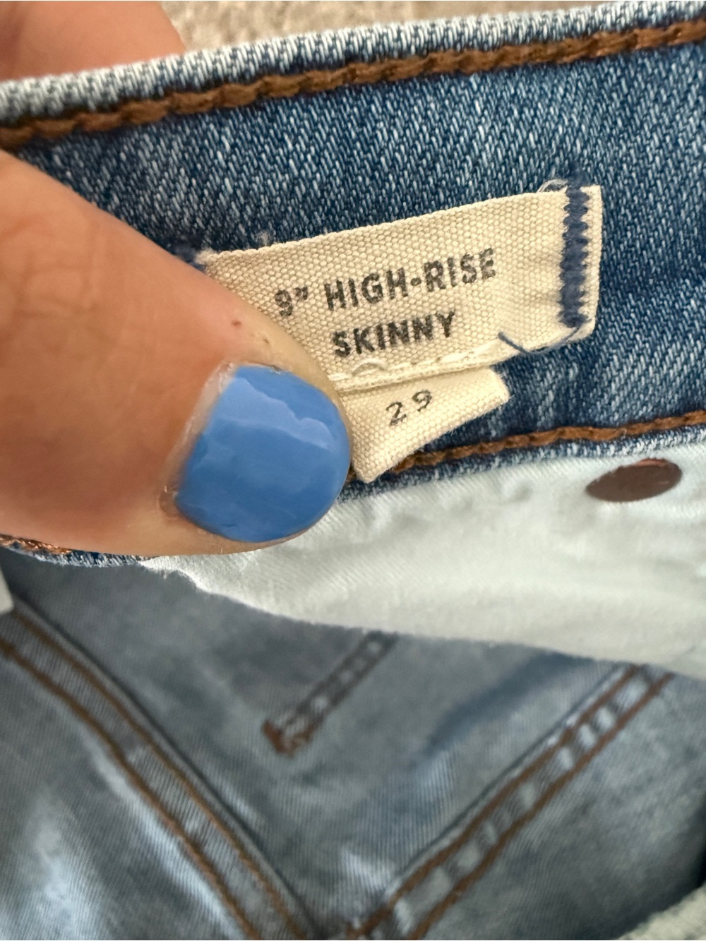 Madewell Style J6523 9” Mid-rise Skinny Jeans in Frankie Wash Torn-Knee Edition - Picture 6 of 11